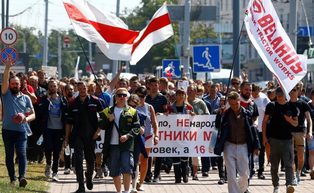 V Belorusiji se nadaljujejo množični protesti proti Lukašenku. Po nekaterih ocenah se je v nedeljo na ulicah Minska zbralo okoli 220.000 protestnikov. Foto: Vasilij Fedosenko/Reuters