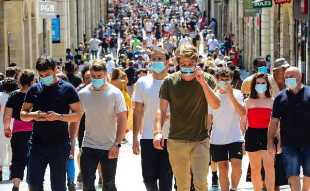 V Bordeauxu so maske zapovedane tudi na ulici, kdor je ne nosi, tvega globo 135 evrov.<br />
Foto Mehdi Fedouach/AFP