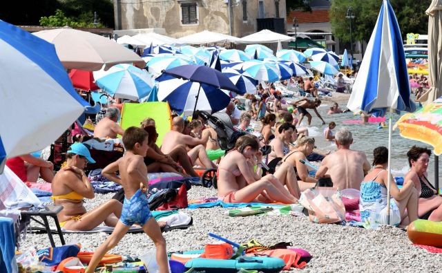 Največ na novo okuženih je v Splitsko-dalmatinski županiji, v Istri pa so zabeležili sedem novih primerov okužb. FOTO: Denis Lovrovic/AFP