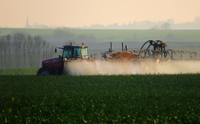 V Sloveniji je bilo v zadnjih petih letih izdanih 62 dovoljenj za uporabo pesticidov za nujne primere. FOTO: Pascal Rossignol/Reuters