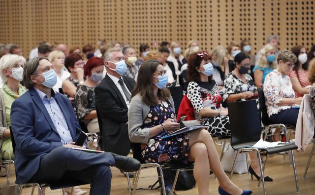 Kot je dejala ministrica, trenutna epidemiološka slika kaže, da se lahko v šolo vrnejo vsi, a se to lahko tudi spremeni. FOTO: Leon Vidic/Delo