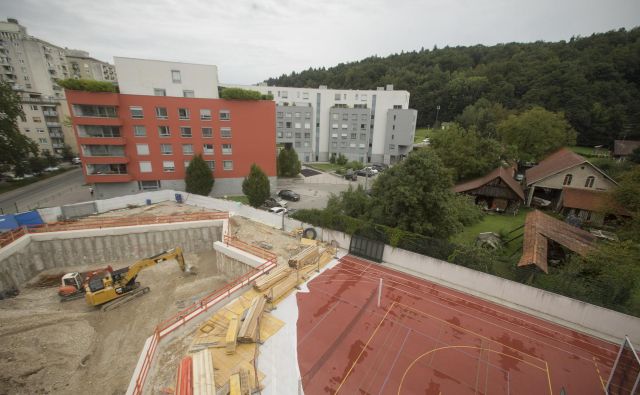 Utrjevanje gradbene jame pri OŠ Riharda Jakopiča. FOTO: Jure Eržen/Delo