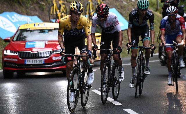 Primož Roglič (spredaj) se bo tudi na Touru poskušal otresti Egana Bernala. FOTO: Anne-Christine Poujoulat/AFP