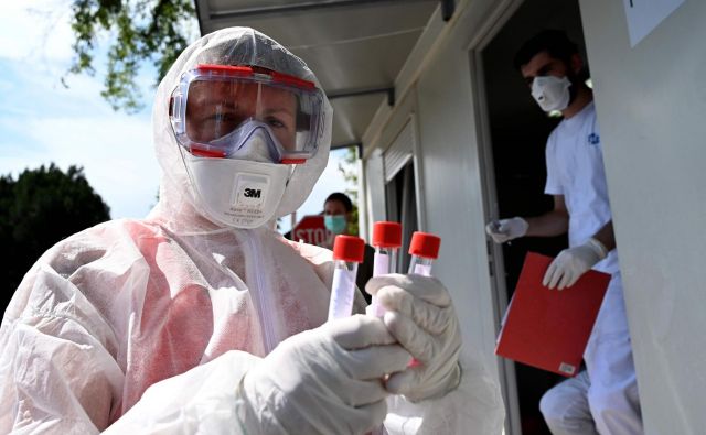 Na Hrvaškem pospešeno testirajo. število okužb narašča. FOTO: Denis Lovrovic/AFP