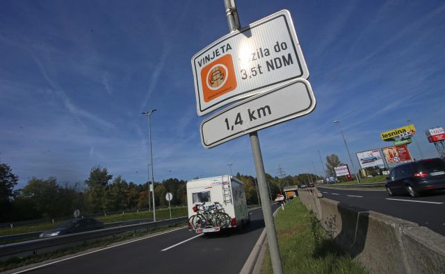 Namesto nalepk bo podatek o plačilu cestnine »napisan« na registrski tablici. FOTO: Tadej Regent/Delo