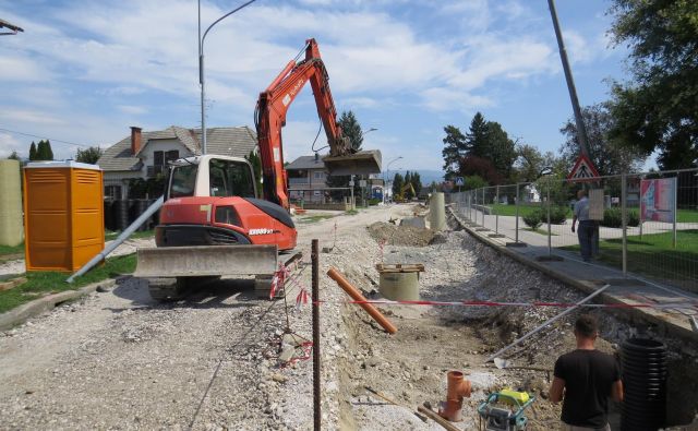 Gradbišče na Ljubljanski cesti bo odprto najmanj do konca prihodnjega meseca. FOTO: Bojan Rajšek/Delo