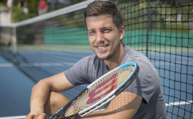 Aljaž Bedene je bil lahko po uvodnem nastopu v ZDA podobno kot pred dnevi doma spet nasmejan. FOTO: Leon Vidic/Delo