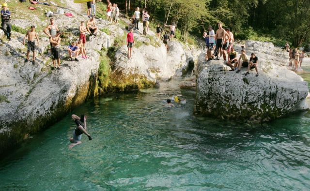 Soča je z aplavalce lahko smrtno nevarna. FOTO: Igor Modic/Delo