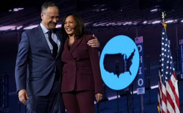 Kamala Harris in njen mož Douglas Emhoff med nedavno demokratsko konvencijo, na kateri je senatorka iz Kalifornije sprejela nominacijo svoje stranke za naslednjo podpredsednico ZDA. FOTO: Kevin Lamarque/Reuters