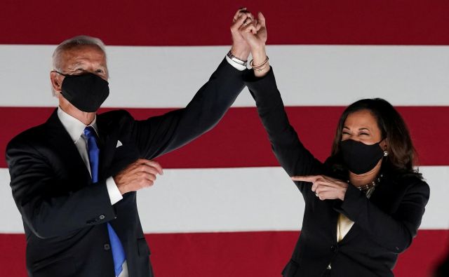 Joe Biden in Kamala Harris med proslavljanjem uspešnega konca demokratske konvencije. Foto Kevin Lamarque/Reuters