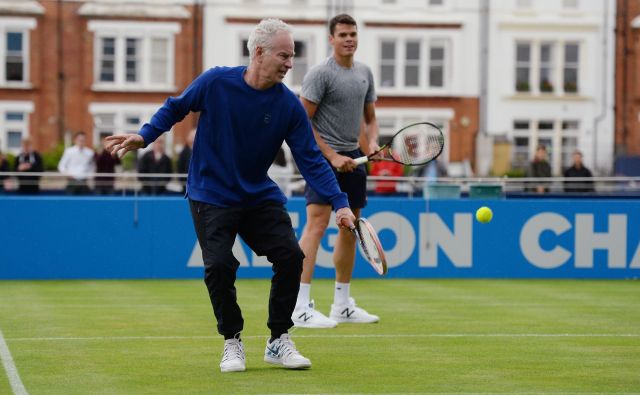 Britain Tennis - Aegon Championships - Queens Club, London - 13/6/16<br />
John McEnroe and Canada&#39;s Milos Raonic during a practice session<br />
Action Images via Reuters / Tony O&#39;Brien<br />
Livepic<br />
EDITORIAL USE ONLY. - RTX2G02Z Foto Š Tony O&#39;brien / Reuters Reuters