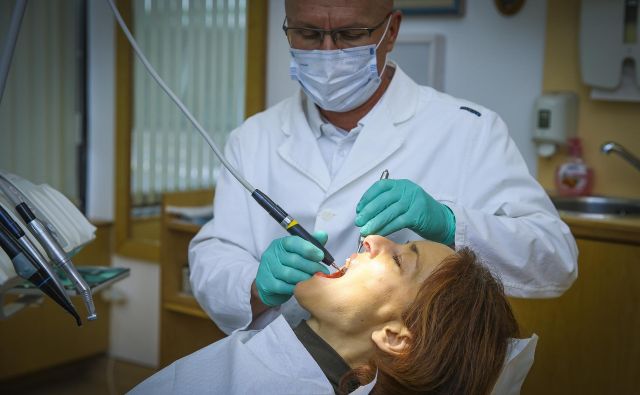 Podaljšale so se tudi čakalne dobe pri zasebnih zobozdravnikih; pacientov je nekoliko več, poleg tega jih zaradi preventive pred morebitno okužbo sprejmejo manj. FOTO: Jože Suhadolnik/Delo