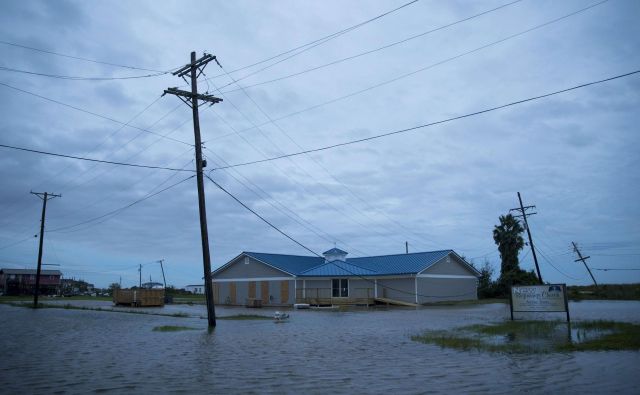 Orkan spremljajo močni nalivi, zato se bojijo poplav tudi v drugih ameriških državah. Na fotografiji kraj Sabine Pass v Teksasu. FOTO: Eric Thayer/AFP