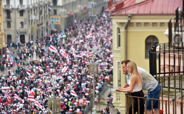 Pogled na eno od glavnih ulic v Minsku, ki jo je še drugo nedeljo zapored napolnila nepregledna množica nasprotnikov beloruskega režima. FOTO: Sergei Gapon/AFP