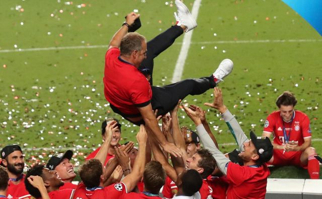 Pokal za zmagovalca je šel v prave roke, trener Hansi Flick je Bayern spremenil v zmagovalni stroj. FOTO: Miguel A. Lopes/Pool Reuters
