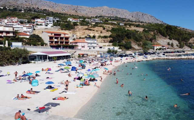 Zaradi porasta okužb v Splitu so številne države Hrvaško umaknile s spiska varnih držav. FOTO: Damir Sencar/AFP