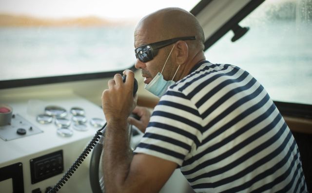 Kapitan ladje med plovbo na otok Pelješac. FOTO: Jure Eržen/Delo