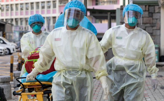 Po ugotovitvah hongkonških strokovnjakov je za zdaj edini način boja proti virusu ohranjanje varne razdalje in veliko testiranj. FOTO: May James/AFP