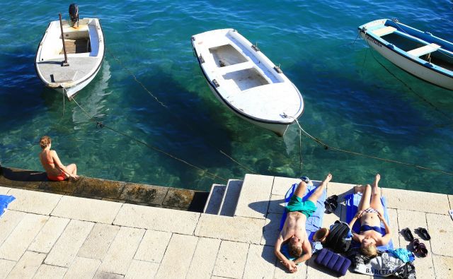 Turistične agencije torej v hotele ali apartmaje ne smejo peljati zaprtih skupin, lastniki nepremičnin pa bodo lahko vsak konec tedna za dva dni nemoteno hodili na Hrvaško. FOTO: Tomi Lombar/Delo
