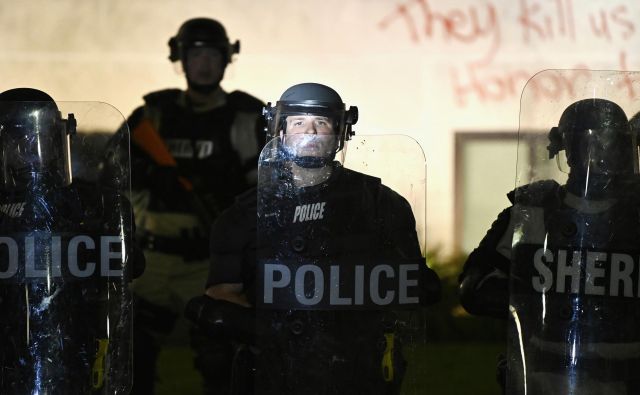 Policisti trdijo, da so posredovali v družinskem sporu. FOTO: Stephen Maturen/Reuters