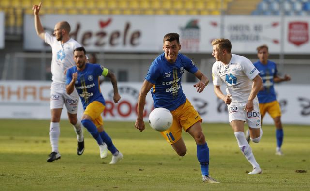 Mitja Lotrič (drugi z leve) in Luka Kerin sta bila za vrata gostov najnevarnejša, vendar to ni bilo dovolj za celjski podvig. FOTO: Leon Vidic/Delo