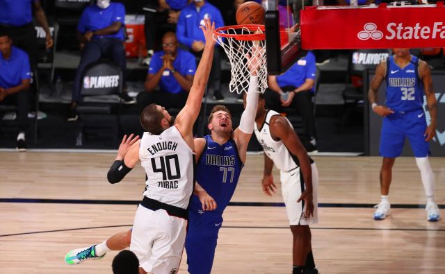 Košarkarji moštva LA Clippers so se ujezili po porazu v četrti tekmi končnice NBA in v peti uporizorili najboljšo predstavo, v kateri so posebno pozornost v obrambi namenili slovenskemu čudežnemu dečku Luki Dončiću (v sredini). Ustavili so ga, Dallas pa je izgubil z rekordno razliko. FOTO: Kim Klement/Usa Today Sports
