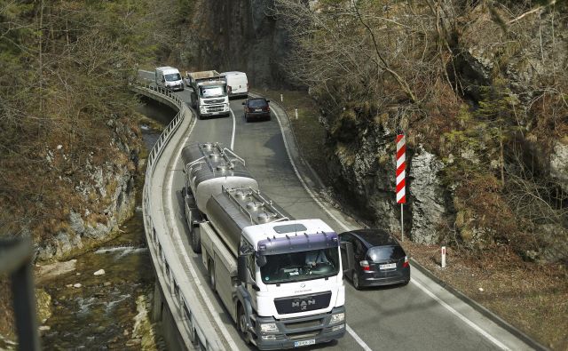 Po mnenju infrastrukturnega ministra je slabih kar 45 odstotkov cest v državi. FOTO: Leon Vidic/Delo