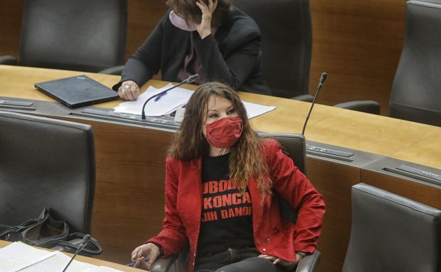 Violeta Tomič predseduje burni seji odbora za kulturo, ki ima na dnevnem redu napovedano spremembo medijske zakonodaje.  FOTO: Blaž Samec/Delo