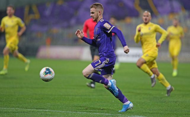 Rudi Požeg Vancaš je bil za konec z zgrešeno enajstmetrovko osmoljenec poraznega mariborskega večera. FOTO: Tadej Regent/Delo