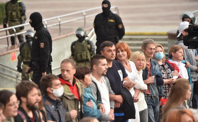Beloruska opozicija in protestniki, ki se vsak dan zberejo na ulicah in ustvarjajo človeške verige, računajo na pomoč iz tujine, zlasti iz EU. FOTO: Sergei Gapon/AFP