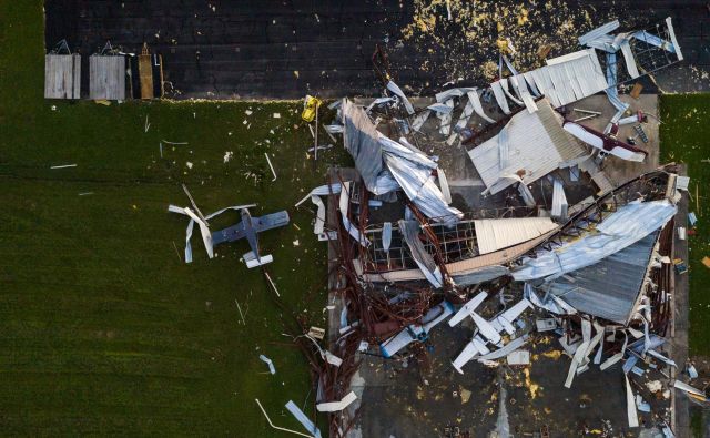 Poškodovana letala na letališču v Sulphurju v Lousiani. FOTO: Adrees Latif/Reuters