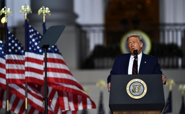 Zadnji dan republikanske konvencije je Donald Trump v govoru napovedal, da bodo ZDA prebrodile pandemijo »močnejše kot kadarkoli«. Foto Brendan Smialowski/AFP