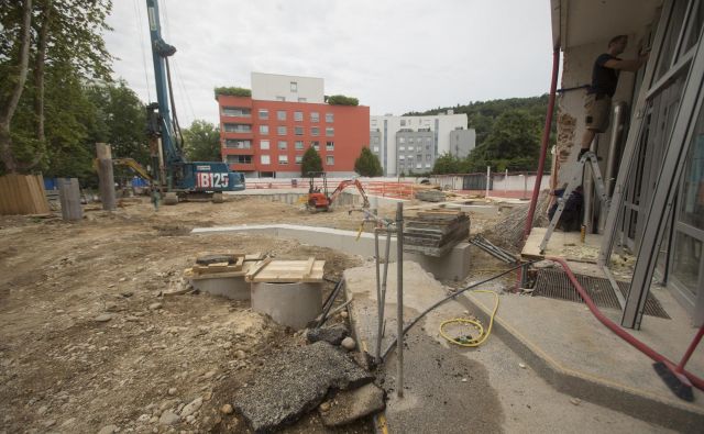 Pri OŠ Riharda Jakopiča so podrli staro telovadnico. FOTO: Jure Eržen/Delo