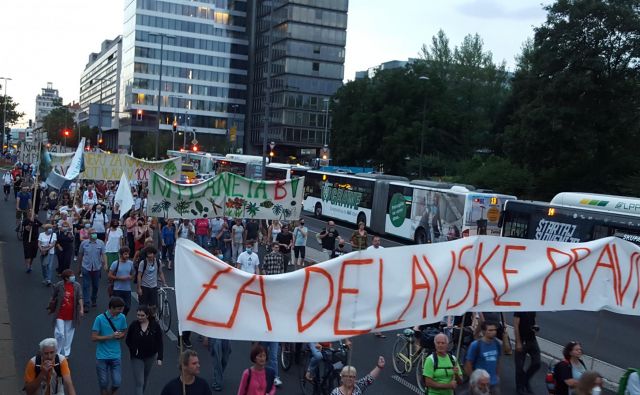 Množica protestnikov je zajezila Dunajsko cesto. FOTO: Borut Tavčar/Delo