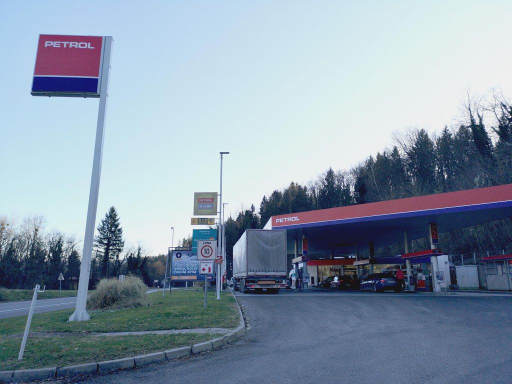 FOTO:Petrol v drugem četrtletju v rdečem