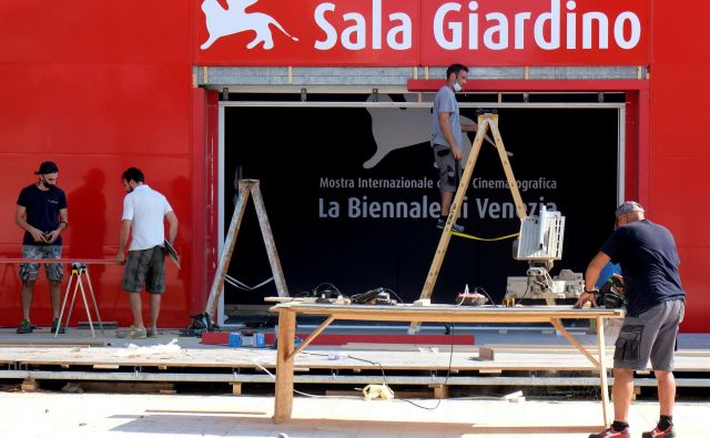 Najstarejši filmski festival na svetu se bo ob rigoroznem varnostnem protokolu začel jutri. Foto Manuel Silvestri/Reuters