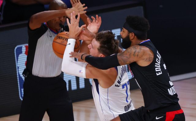 Luka Dončić se bo moral navaditi tudi košarkarjev, kakršen je Marcus Morris. FOTO: Kevin C. Cox/AFP