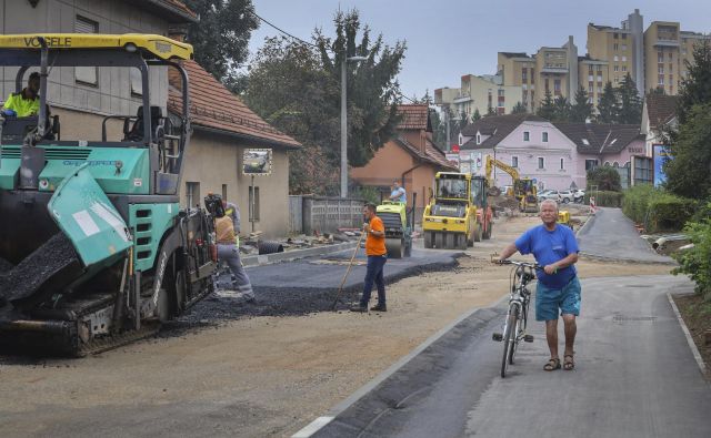 Na gradbišču od Ruskega carja proti Savi so včeraj polagali asfalt. FOTO: Jože Suhadolnik/Delo