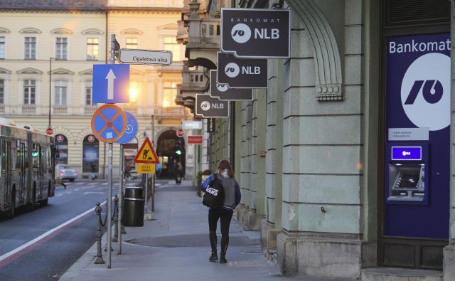 Bankirji so omejitvam pri kreditiranju prebivalstva vseskozi ostro nasprotovali, zdaj so se jim pridružili še v GZS in OZS. Foto Jože Suhadolnik