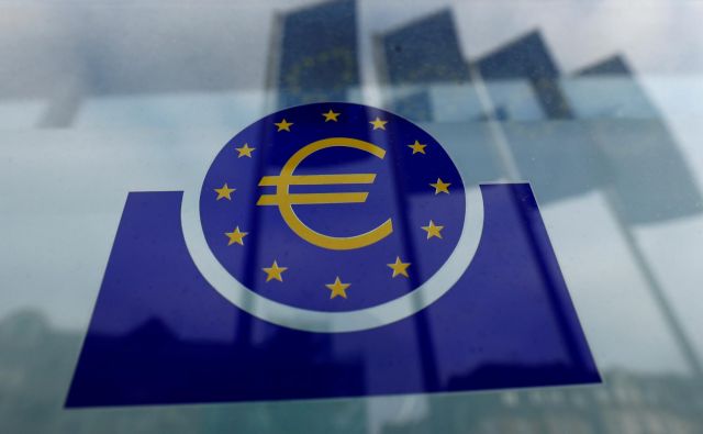 Evrsko območje se oddaljuje od inflacijskega cilja ECB.Foto Ralph Orlowski Reuters