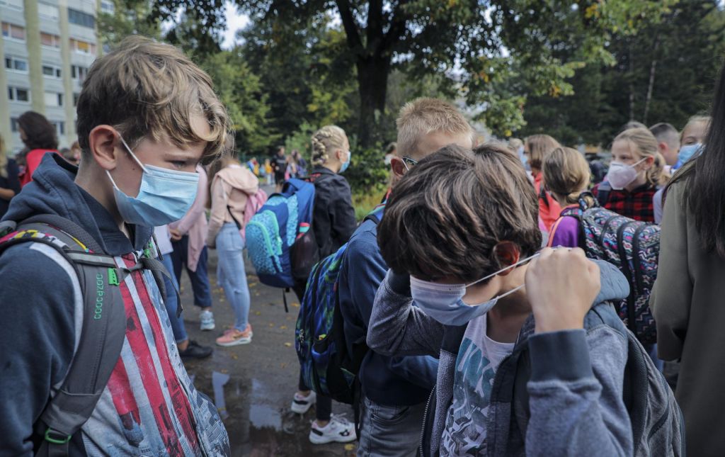 Dr. Logar: Otrokom maske ne predstavljajo tveganja za psihični razvoj
