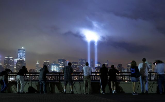 Čeprav novi koronavirus še vedno kosi po New Yorku in ZDA, se oblasti niso odpovedale tradicionalnemu dogodku ob spominu na tragični 11. september 2001. FOTO: Gary Hershorn/Reuters 