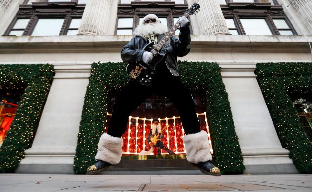 Znanilka božičnih trendov je običajno že avgusta londonska veleblagovnica Selfridges (na fotografiji), letos sta jo prehiteli starejši tekmeci. Foto Peter Nicholls/ Reuters