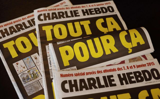 Ob pričetku sojenja obtoženim sodelovanja v terorističnih napadih januarja 2015 so pri tedniku Charlie Hebdo spet karikirali Mohameda. FOTO: AFP