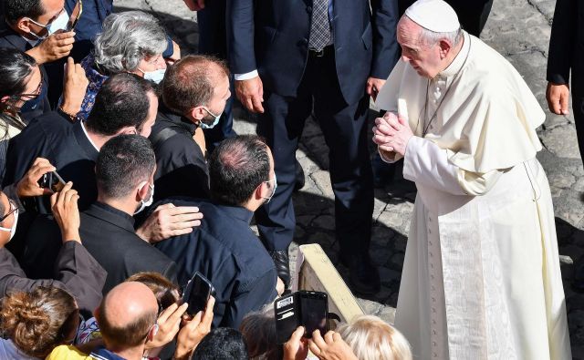 Papež ponovno med verniki. FOTO: Vincenzo Pinto/AFP
