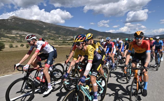 Slovenci so na letošnjem Touru v ospredju: levo Tadej Pogačar, v sredini Primož Roglič, desno Matej Mohorič. FOTO: Marco Bertorello/AFP