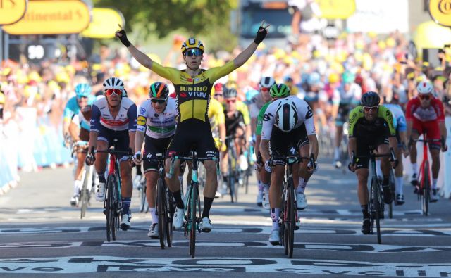 Wout van Aert je ugnal sve najboljše šprinterje, tudi Luko Mezgeca (desno), ki je zasedel 6. mesto. FOTO: Thibault Camus/Reuters