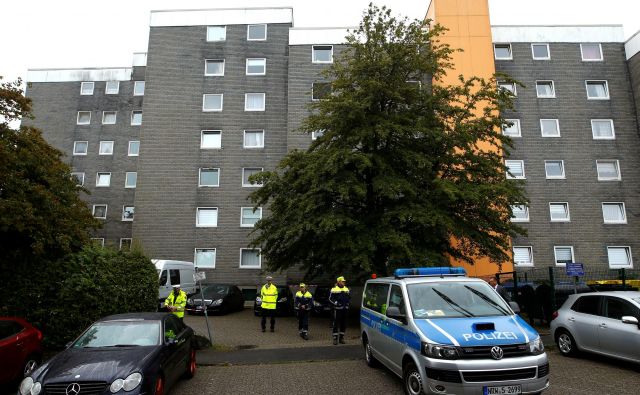 Po navedbah nemških medijev je danes popoldne pred stanovanjskim blokom videti številna policijska in reševalna vozila. FOTO: Thilo Schmuelgen/Reuters