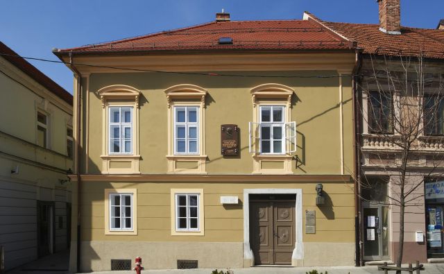 Rojstna hiša Huga Wolfa na Glavnem trgu v Slovenj Gradcu. Foto Tomo Jeseničnik