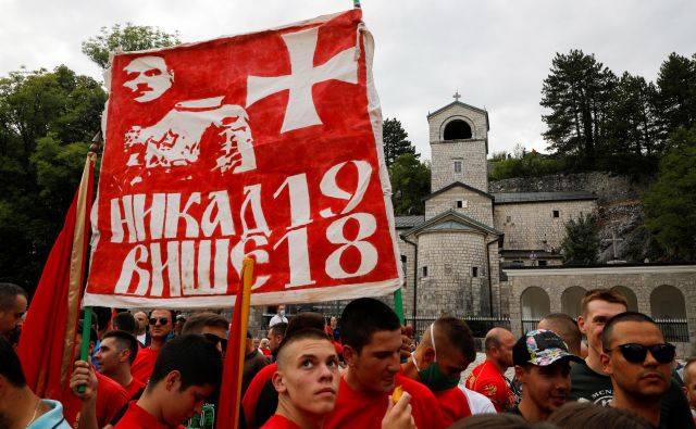 Protestnemu shodu »črnogorskih domoljubnih organizacij« na Cetinju, ki so proti novi večini, je včeraj sledil politični shod tudi v Podgorici. Foto: Stevo Vasiljević/Reuters